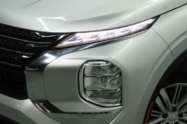 Used 2023 Mitsubishi Outlander ES FWD image 2