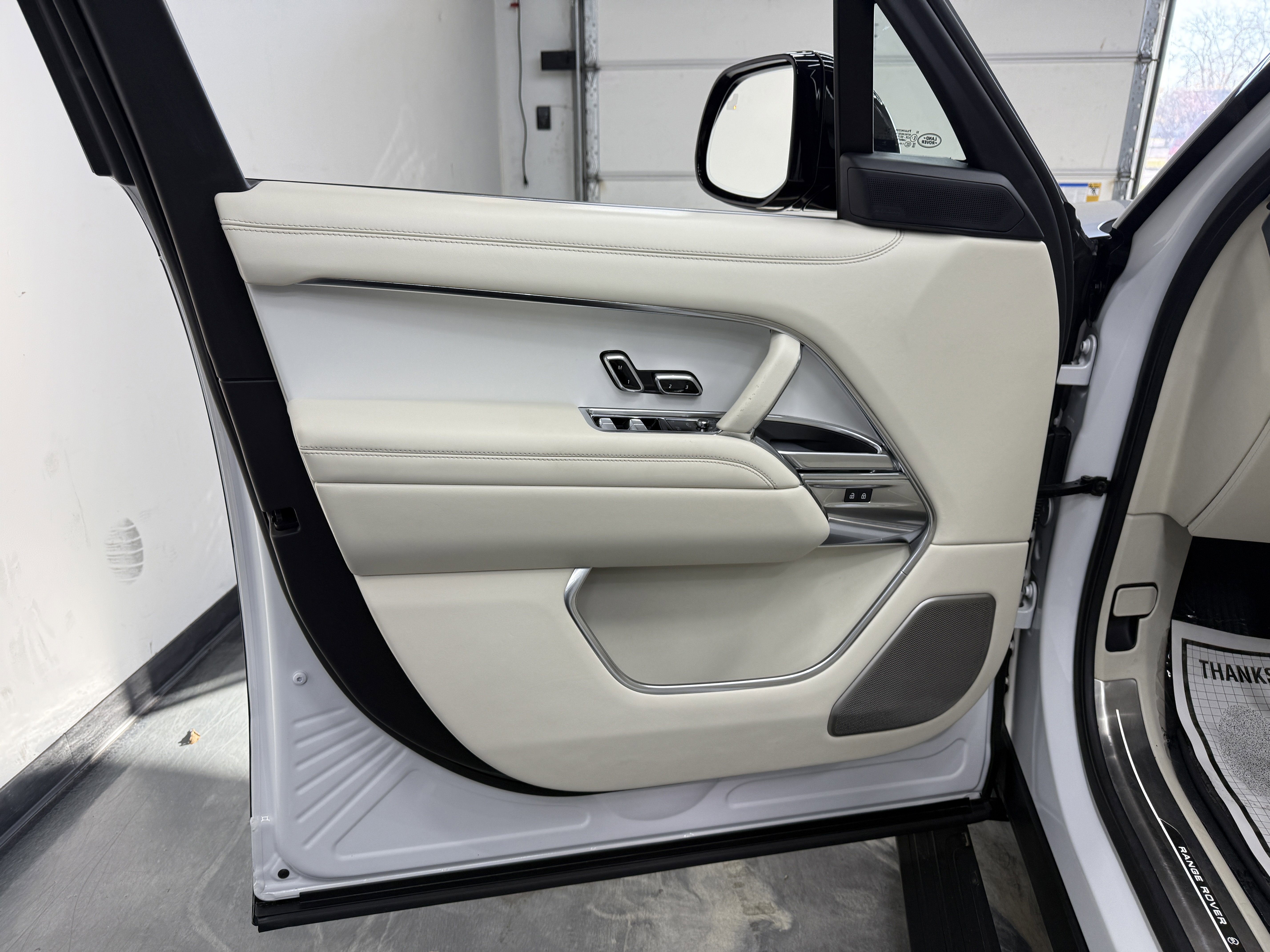 Used 2023 Land Rover Range Rover SV image 12