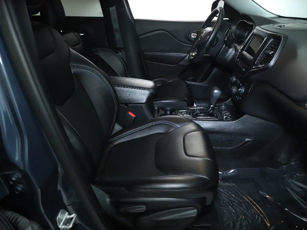 Used 2019 Jeep Cherokee Latitude Plus w/ Cold Weather Group AWD/4WD image 34