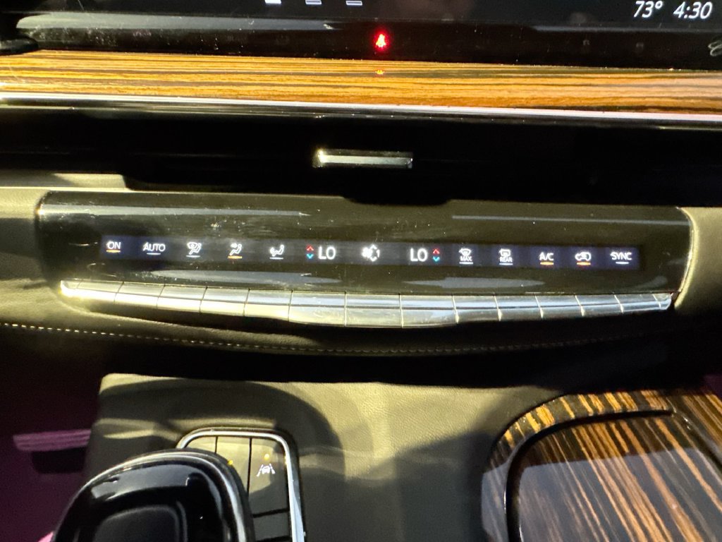 Used 2024 Cadillac Escalade ESV Premium Luxury RWD image 25