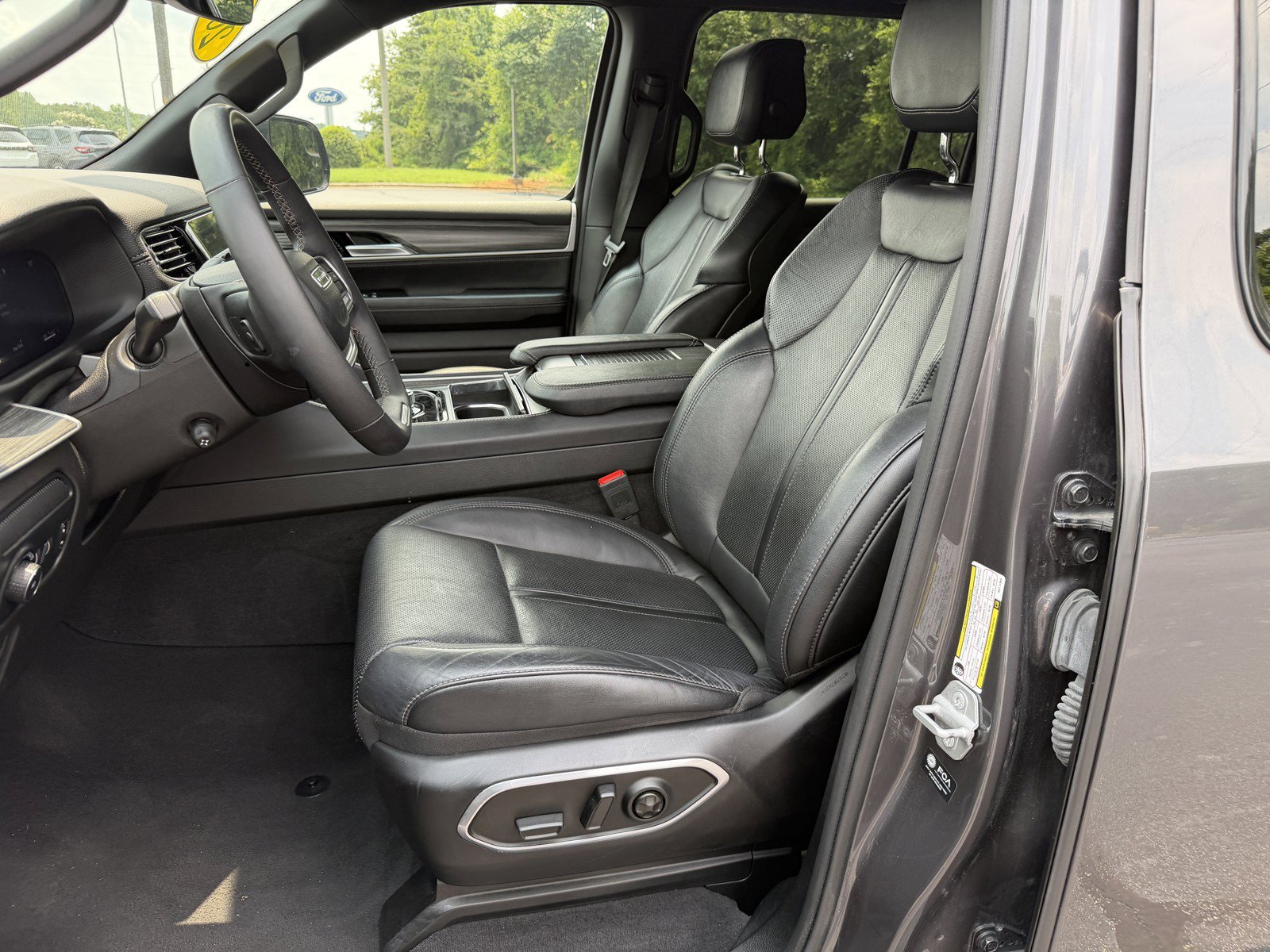 Used 2024 Jeep Wagoneer L Series III w/ Flexible Seating Group AWD/4WD image 20