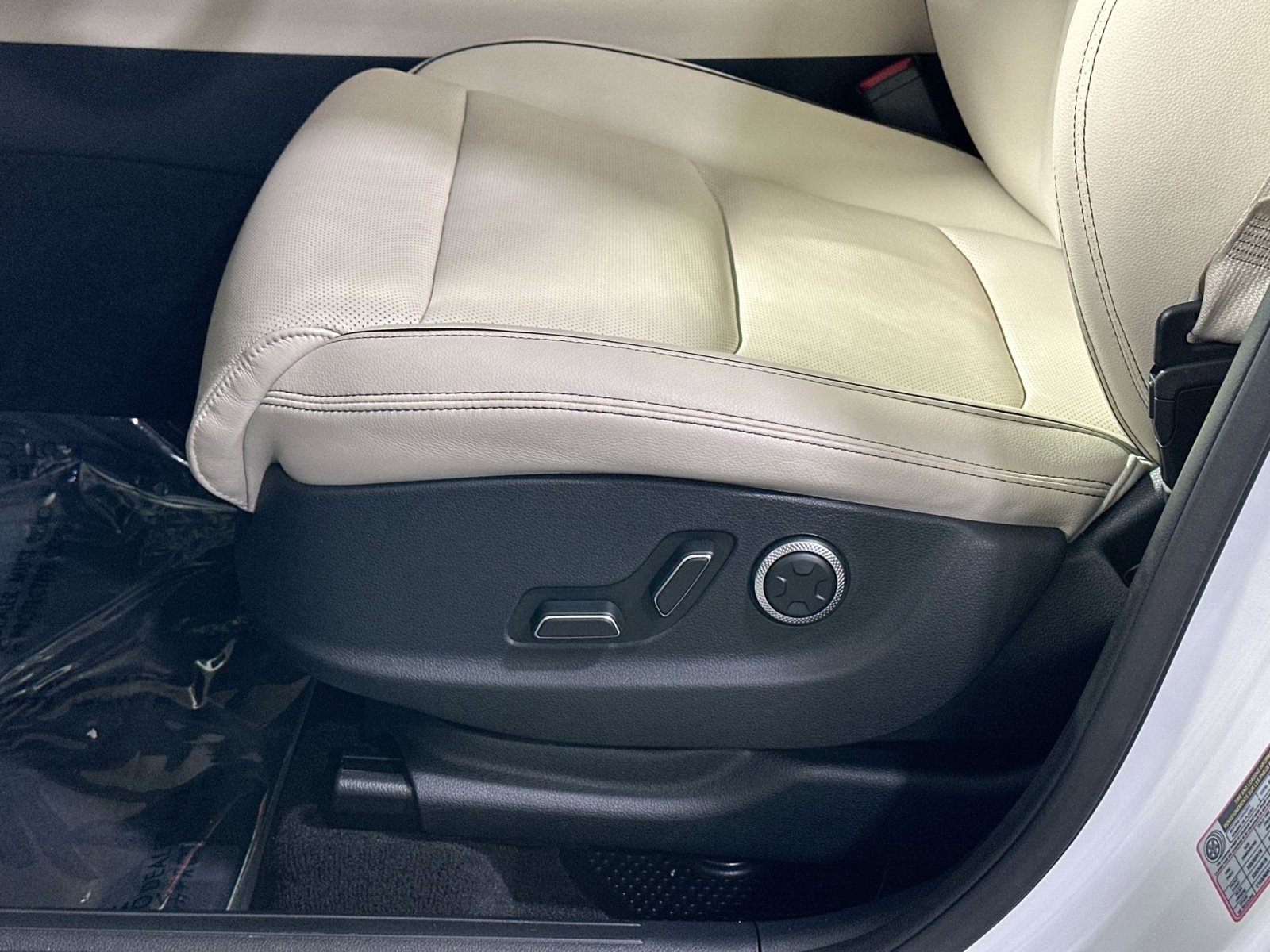 Used 2024 Genesis GV70 2.5T w/ Advanced Package image 14