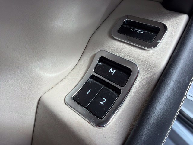 Used 2019 Bentley Bentayga AWD/4WD image 18