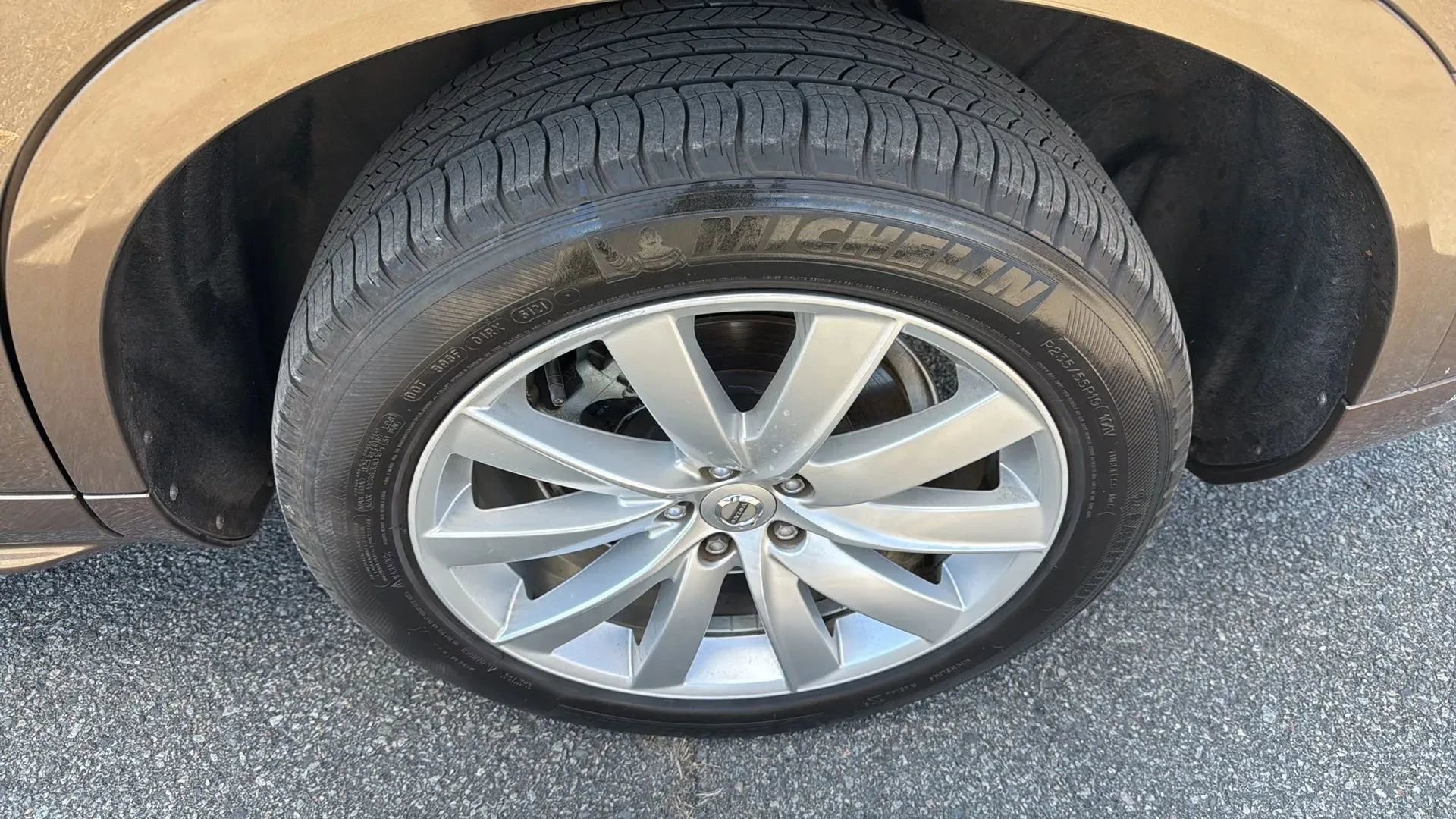 Used 2016 Volvo XC90 T6 Momentum w/ Momentum Plus Package AWD/4WD image 9
