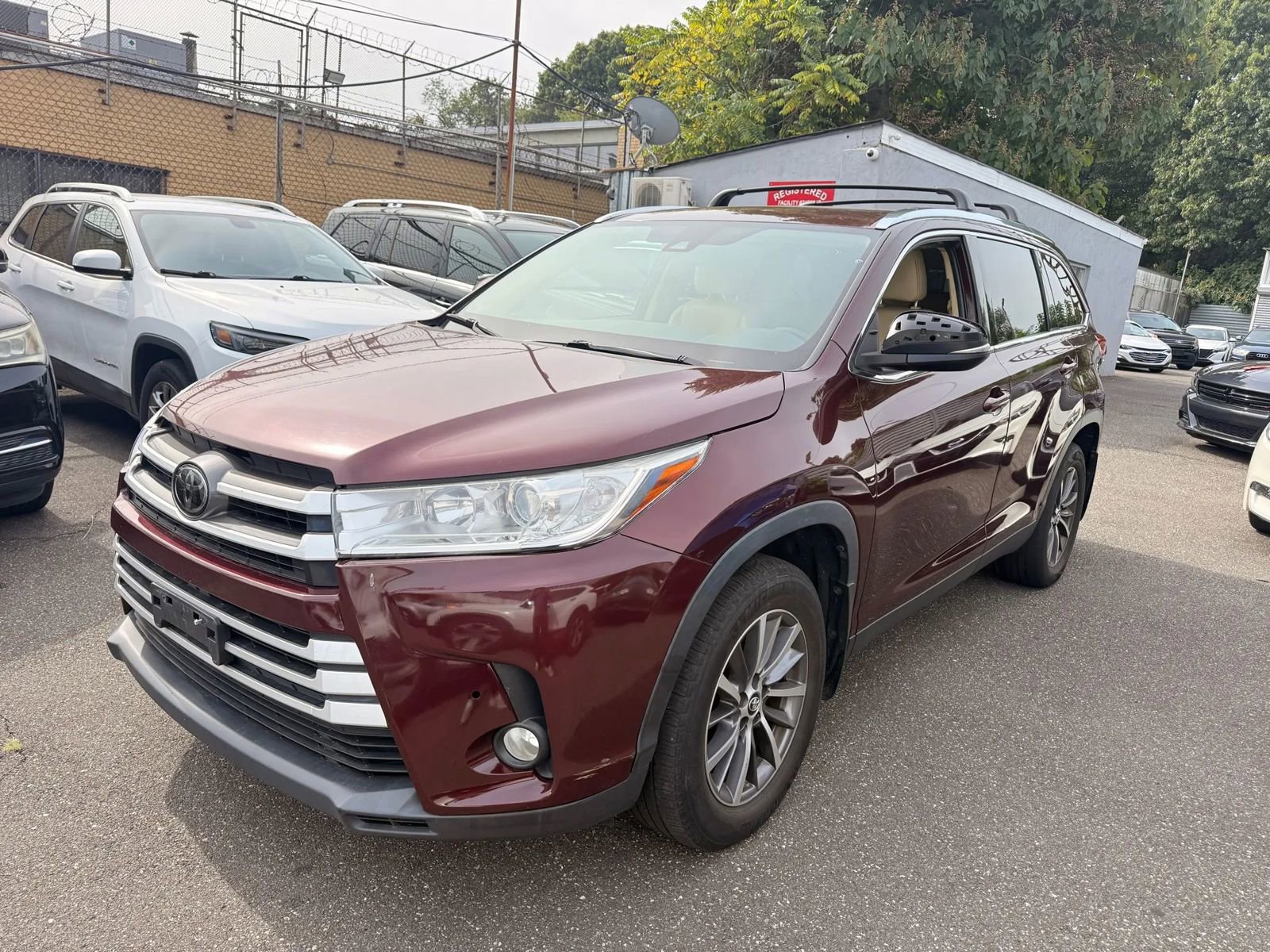 Used 2019 Toyota Highlander XLE image 1