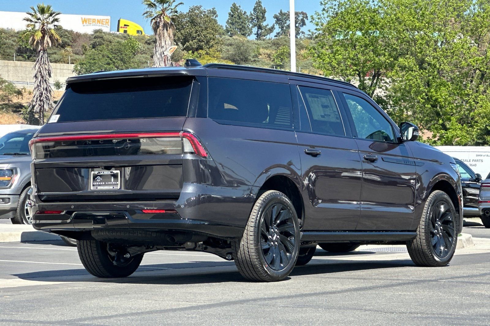 New 2026 Lincoln Navigator L Reserve w/ Jet Appearance Package AWD/4WD image 3