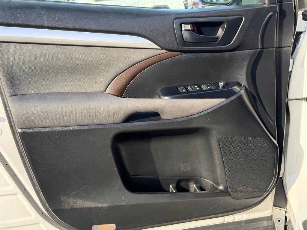 Used 2016 Toyota Highlander LE FWD image 16