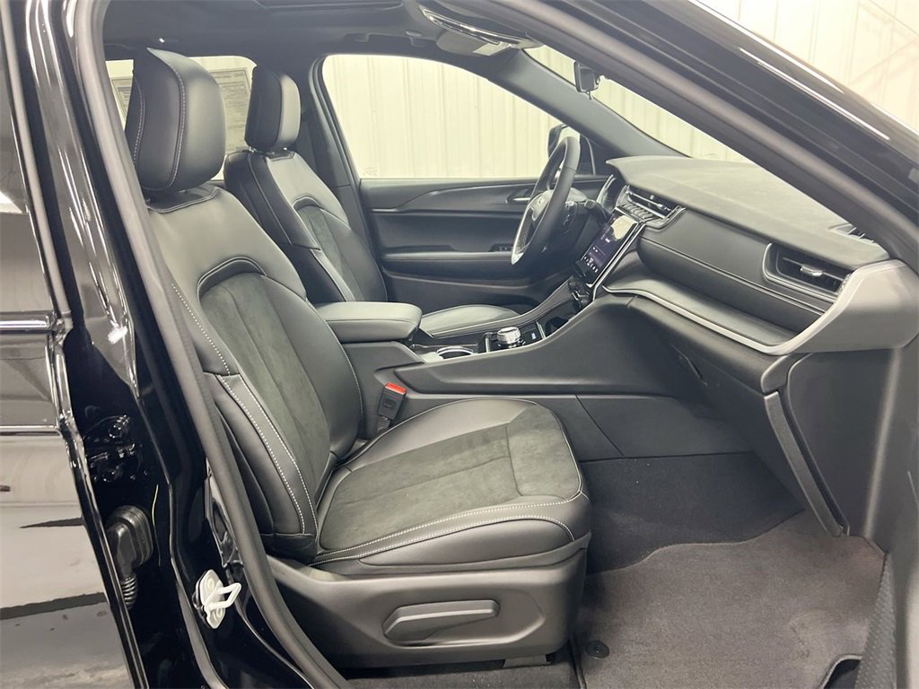 New 2025 Jeep Grand Cherokee Altitude image 22