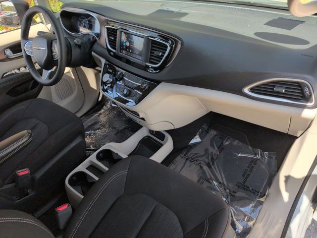 Used 2024 Chrysler Voyager LX image 31