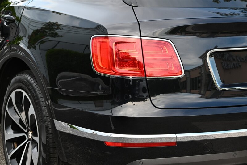 Used 2019 Bentley Bentayga AWD/4WD image 13