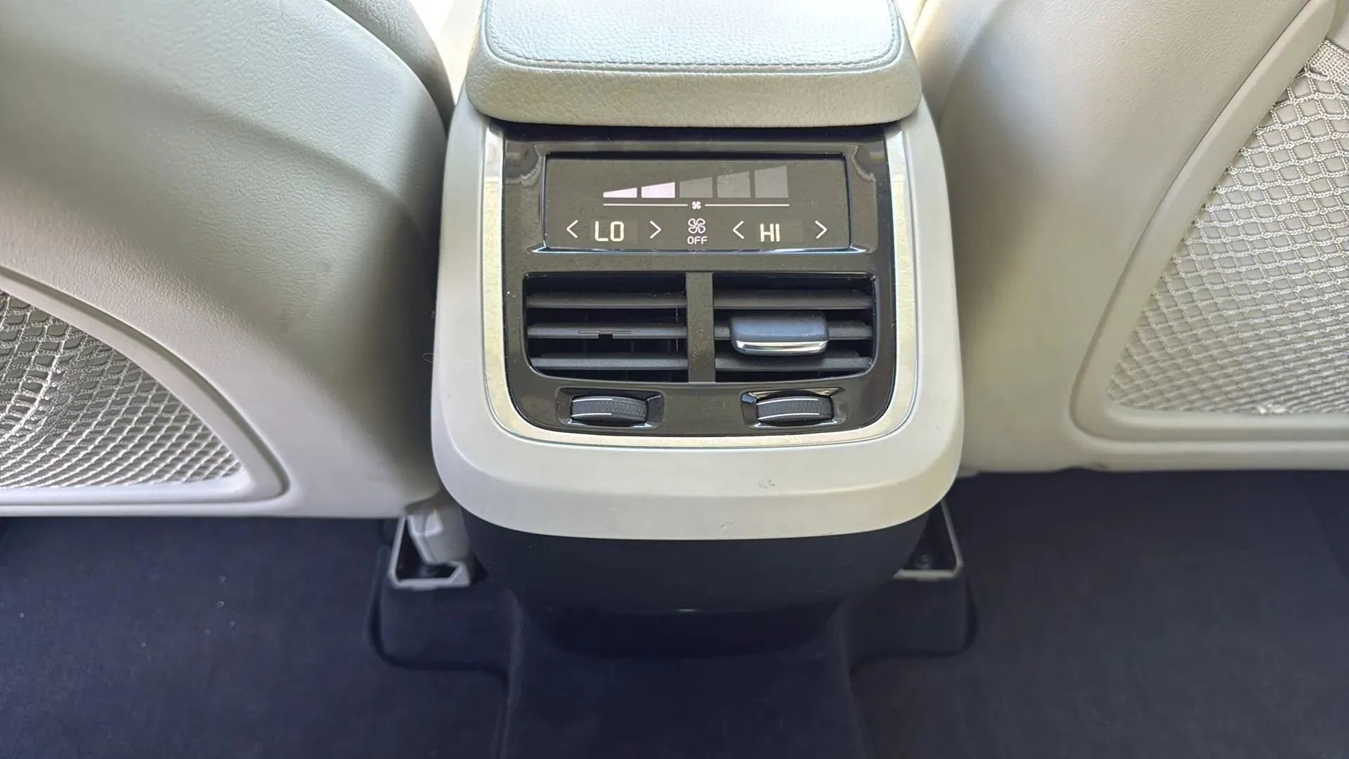 Used 2016 Volvo XC90 T6 Momentum w/ Momentum Plus Package AWD/4WD image 27