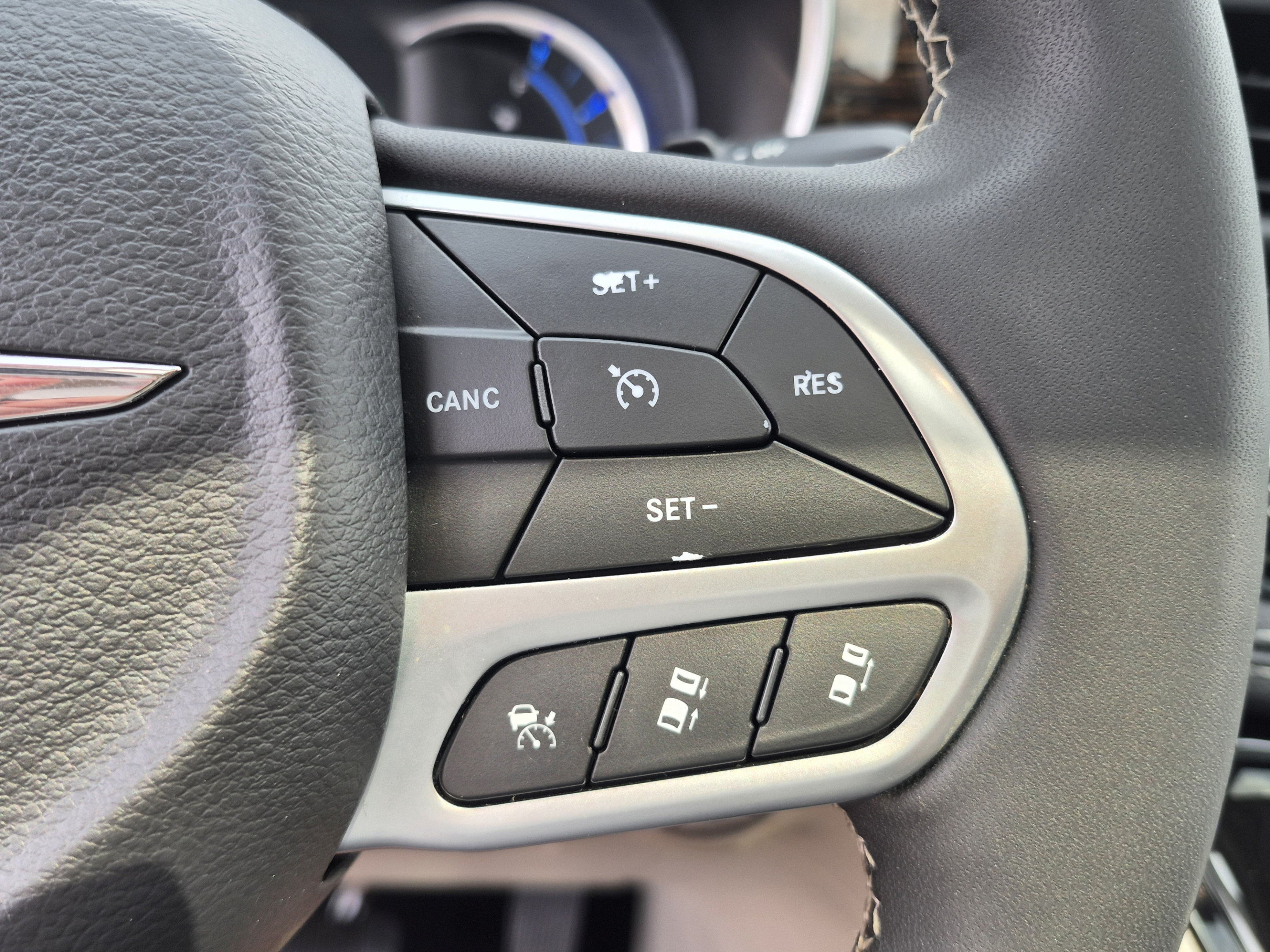 Used 2023 Chrysler Pacifica Limited FWD image 32