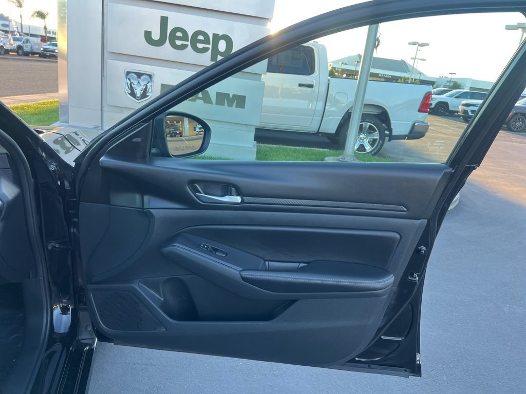 Used 2025 Nissan Altima 2.5 SV FWD image 28