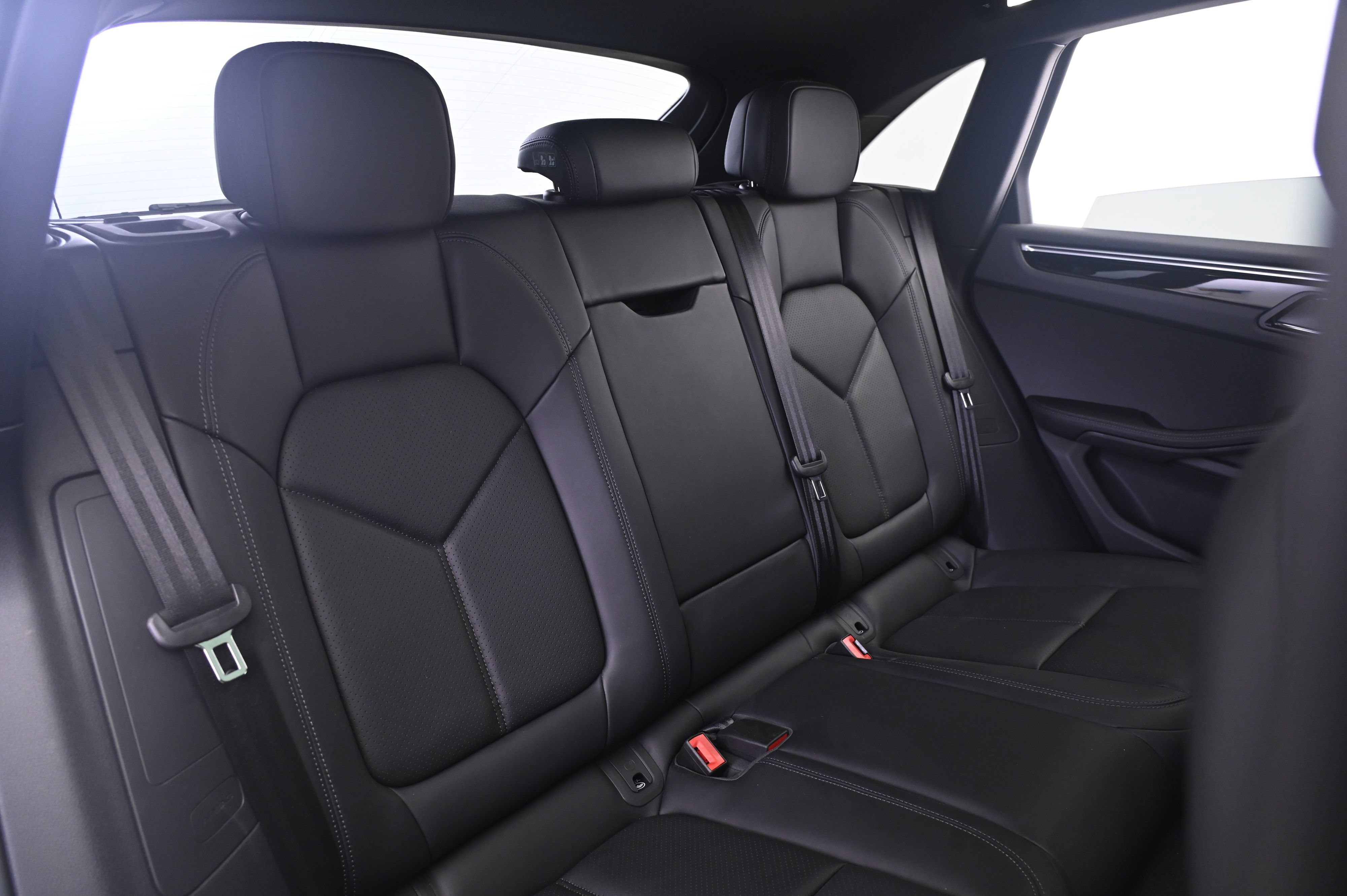 Certified 2023 Porsche Macan AWD/4WD image 19