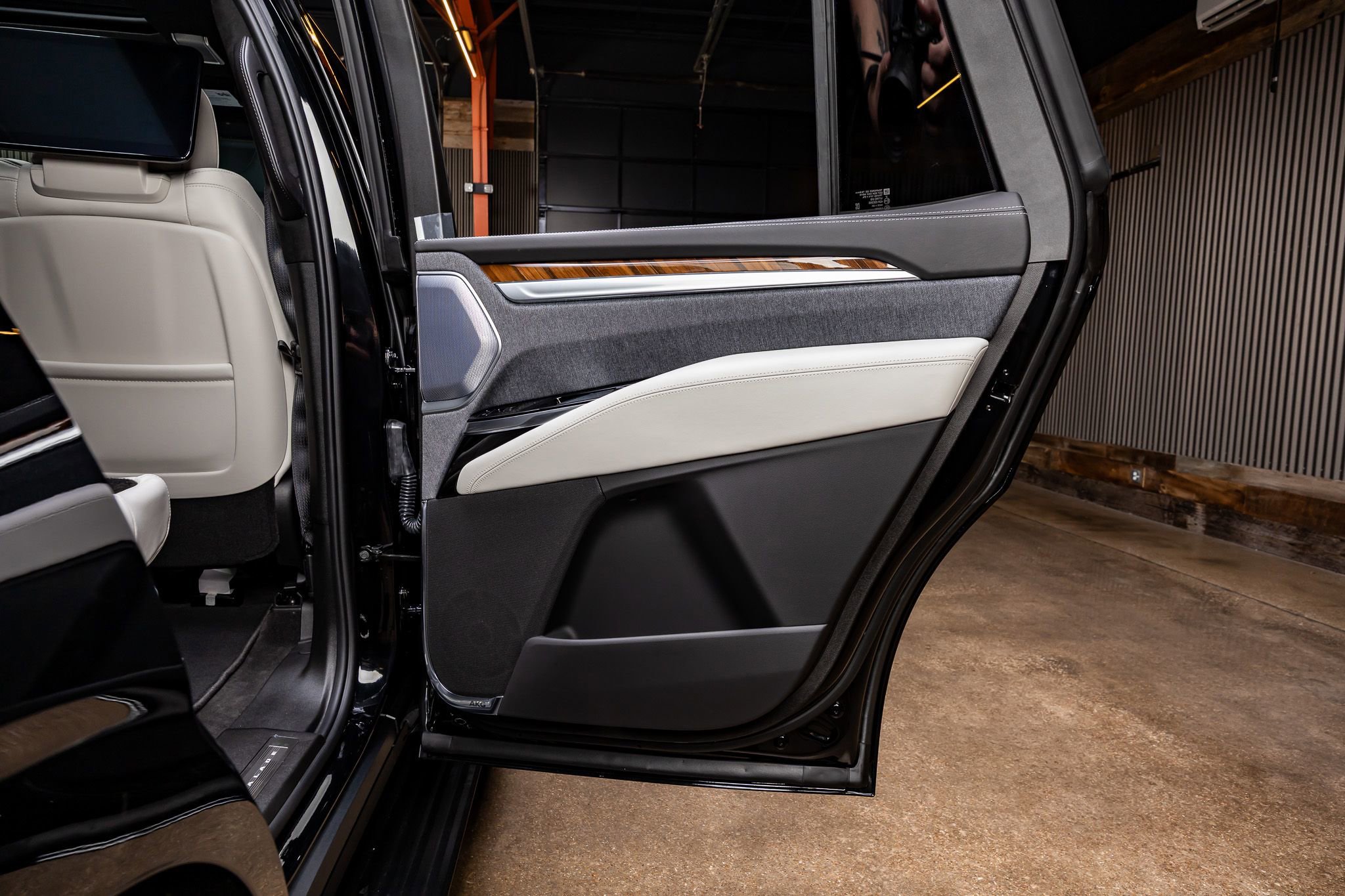 Used 2026 Cadillac Escalade Platinum Sport w/ LPO, ONYX Package image 42
