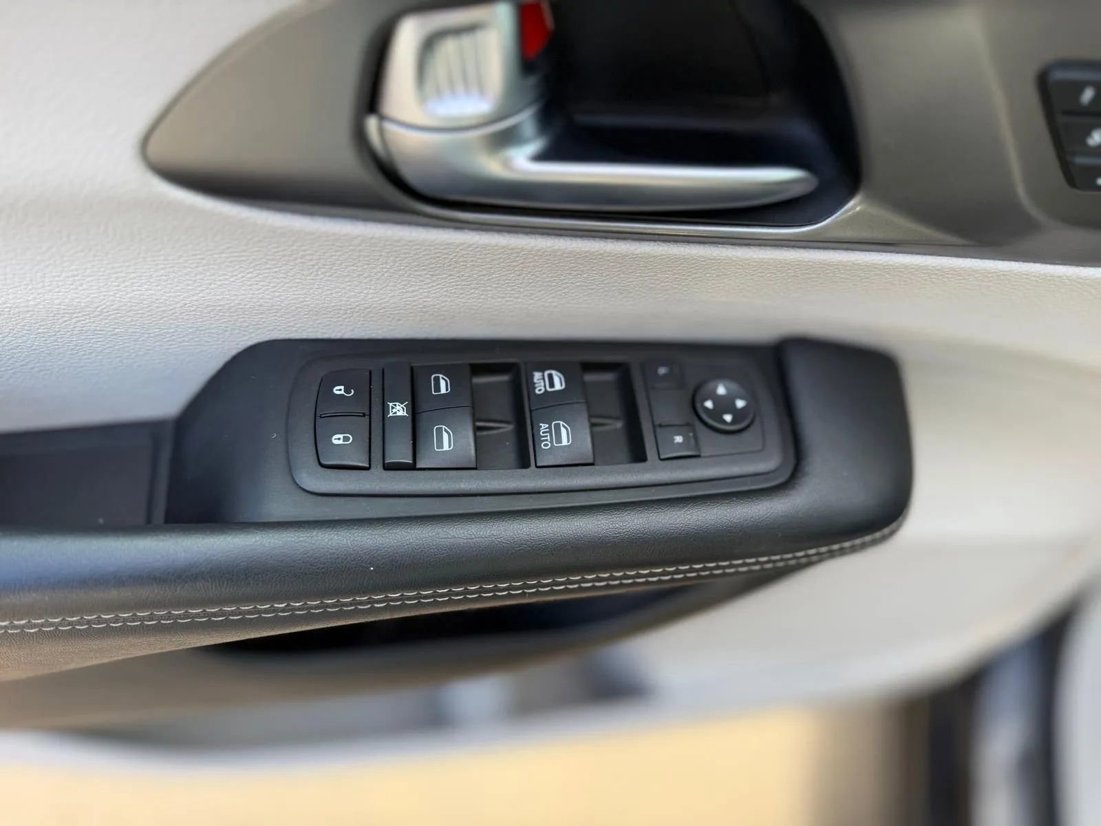Used 2022 Chrysler Pacifica Touring-L image 36