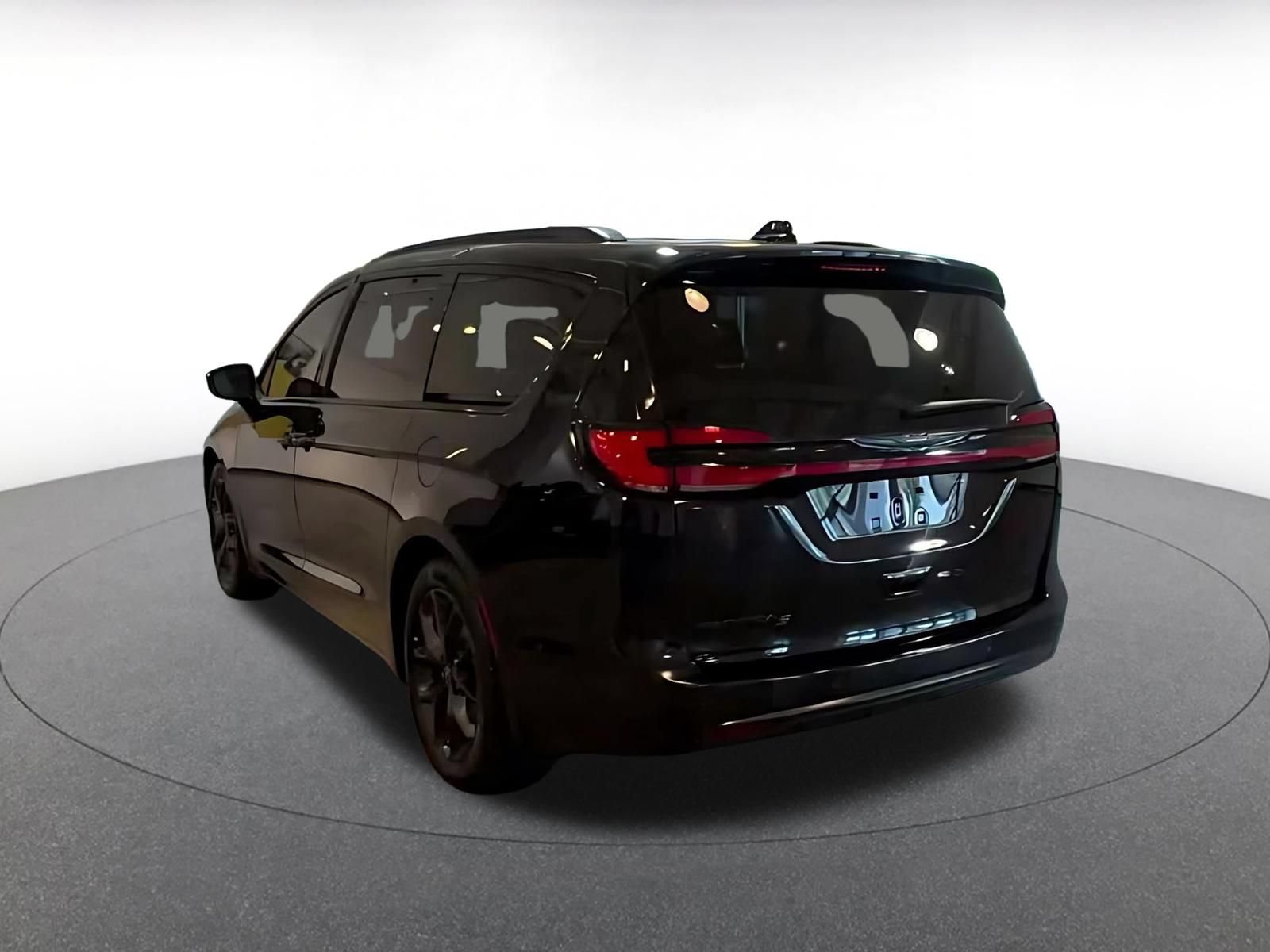 Used 2025 Chrysler Pacifica Limited FWD image 9