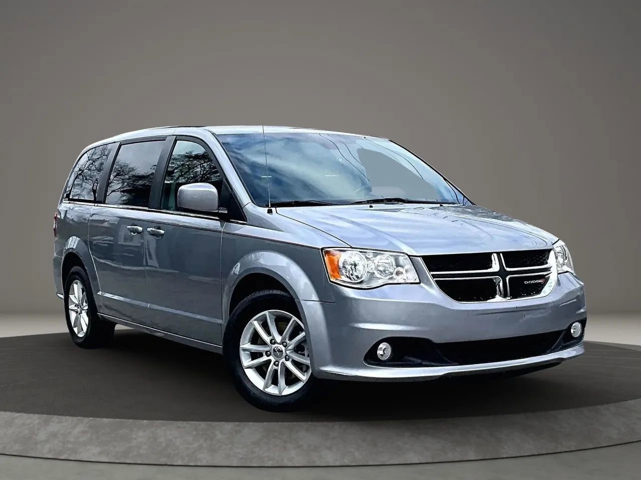 Used 2020 Dodge Grand Caravan SXT image 1