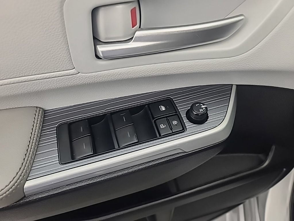 Used 2025 Toyota Sienna XLE FWD image 26