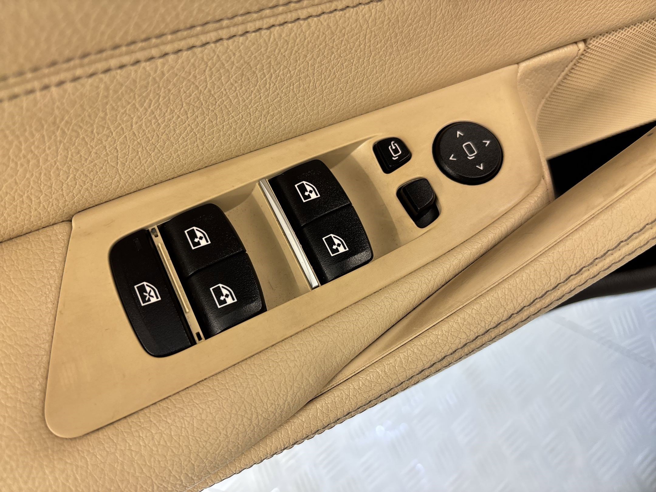 Used 2018 BMW 530e w/ Premium Package 2 RWD image 22