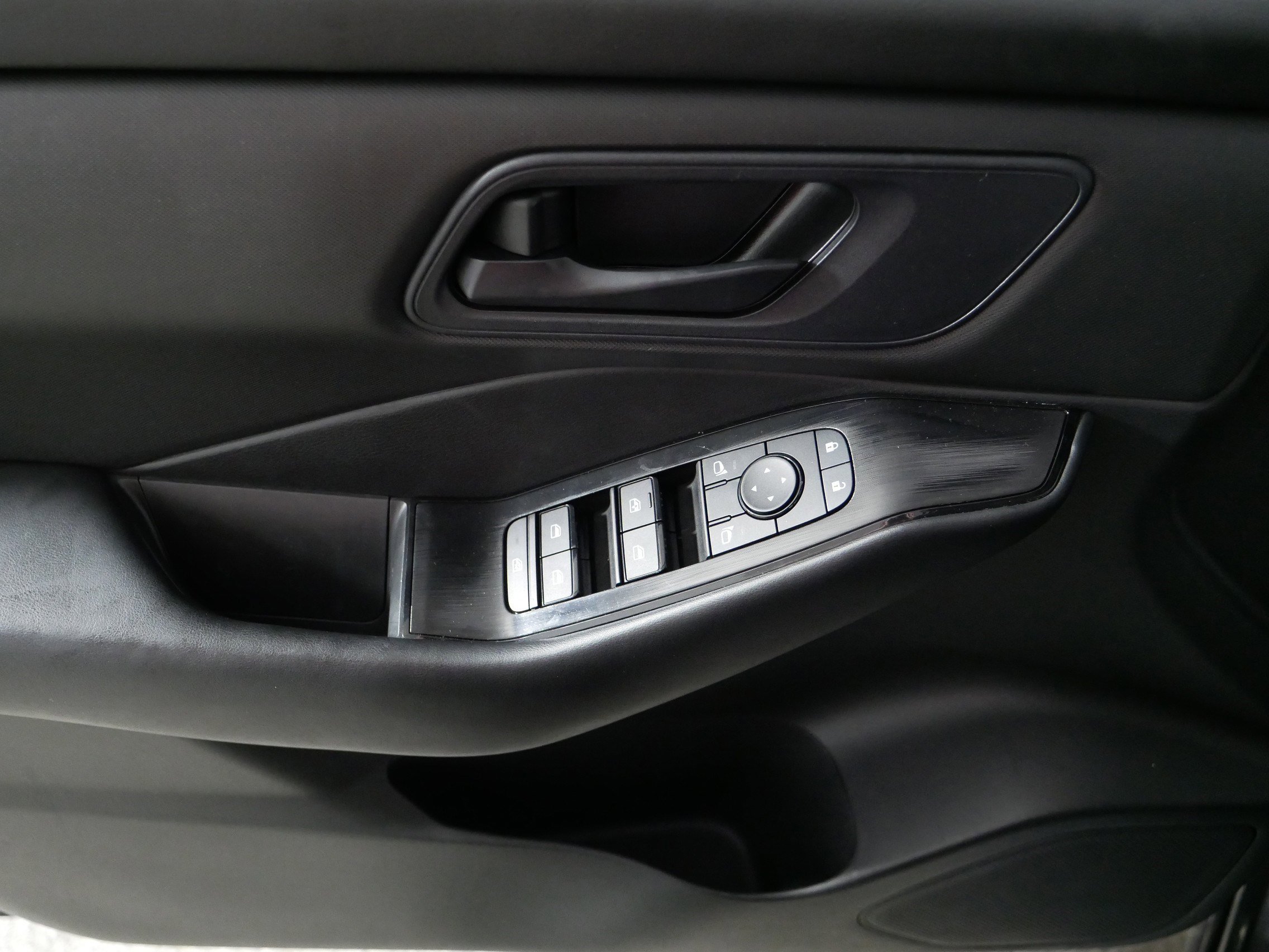Used 2024 Nissan Rogue S AWD/4WD image 19