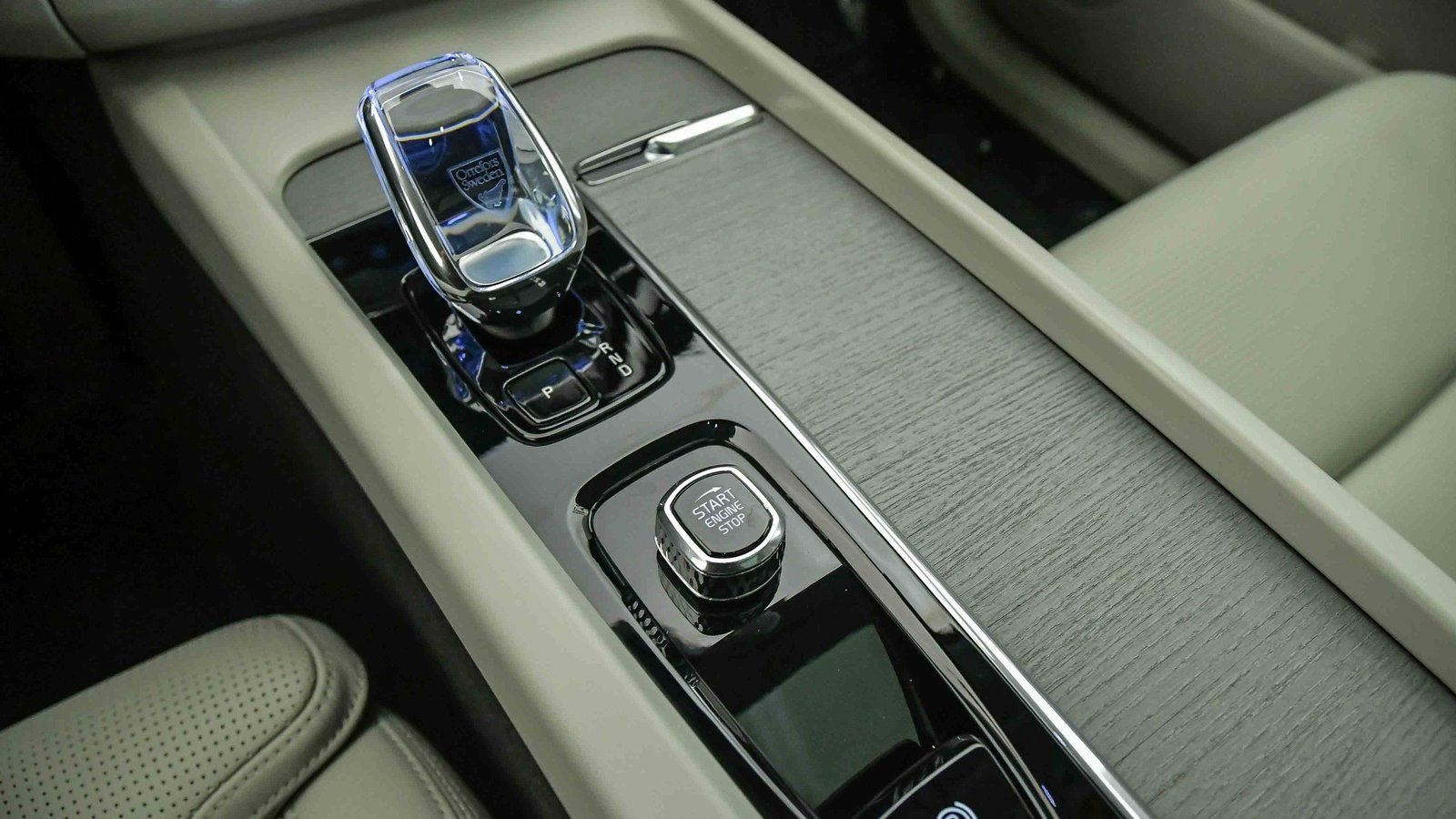 Certified 2025 Volvo XC60 B5 Ultra w/ Protection Package Premier image 24