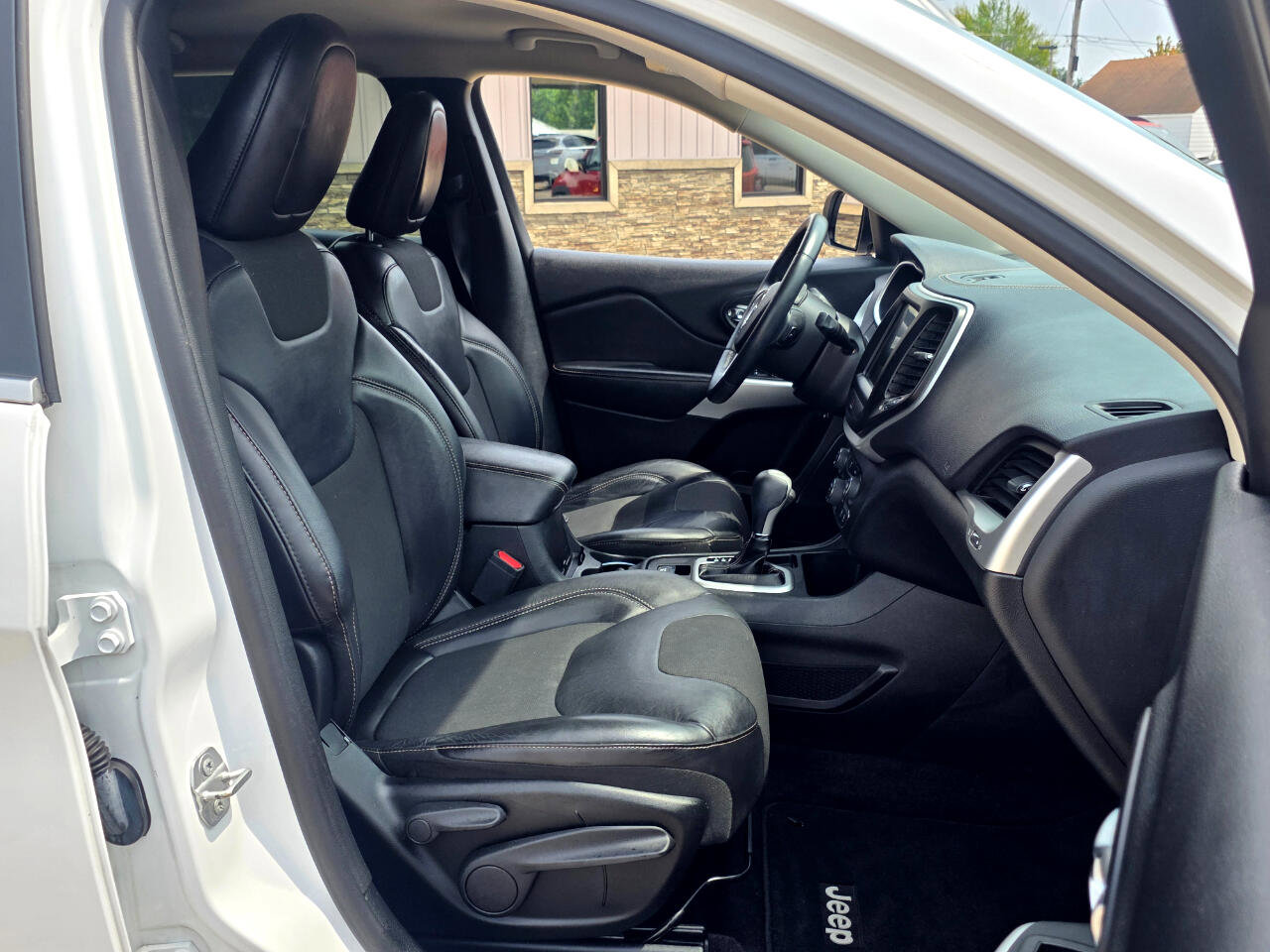 Used 2018 Jeep Cherokee Latitude Plus image 24