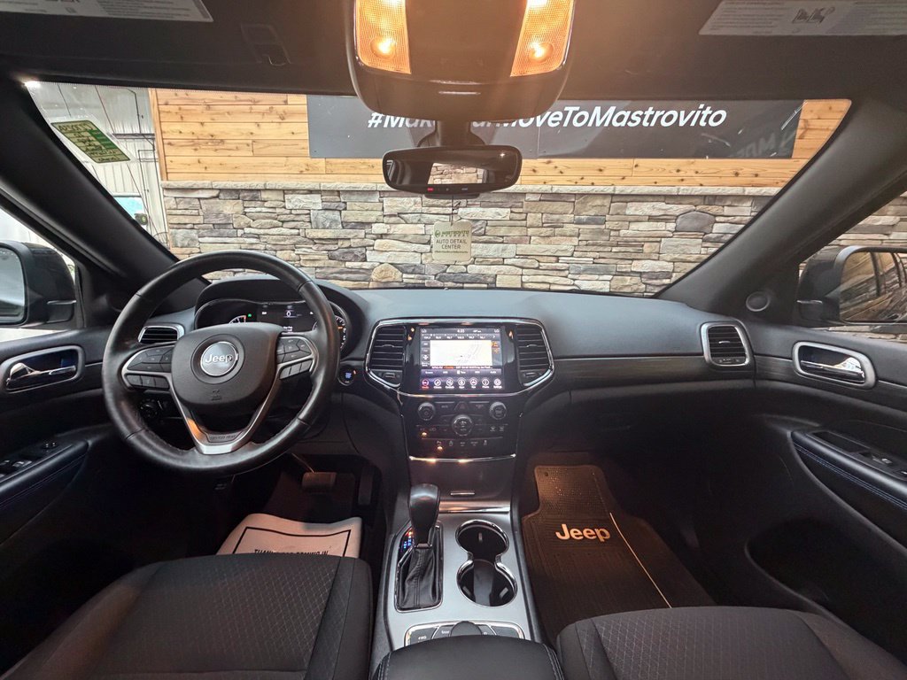 Used 2020 Jeep Grand Cherokee Laredo AWD/4WD image 32