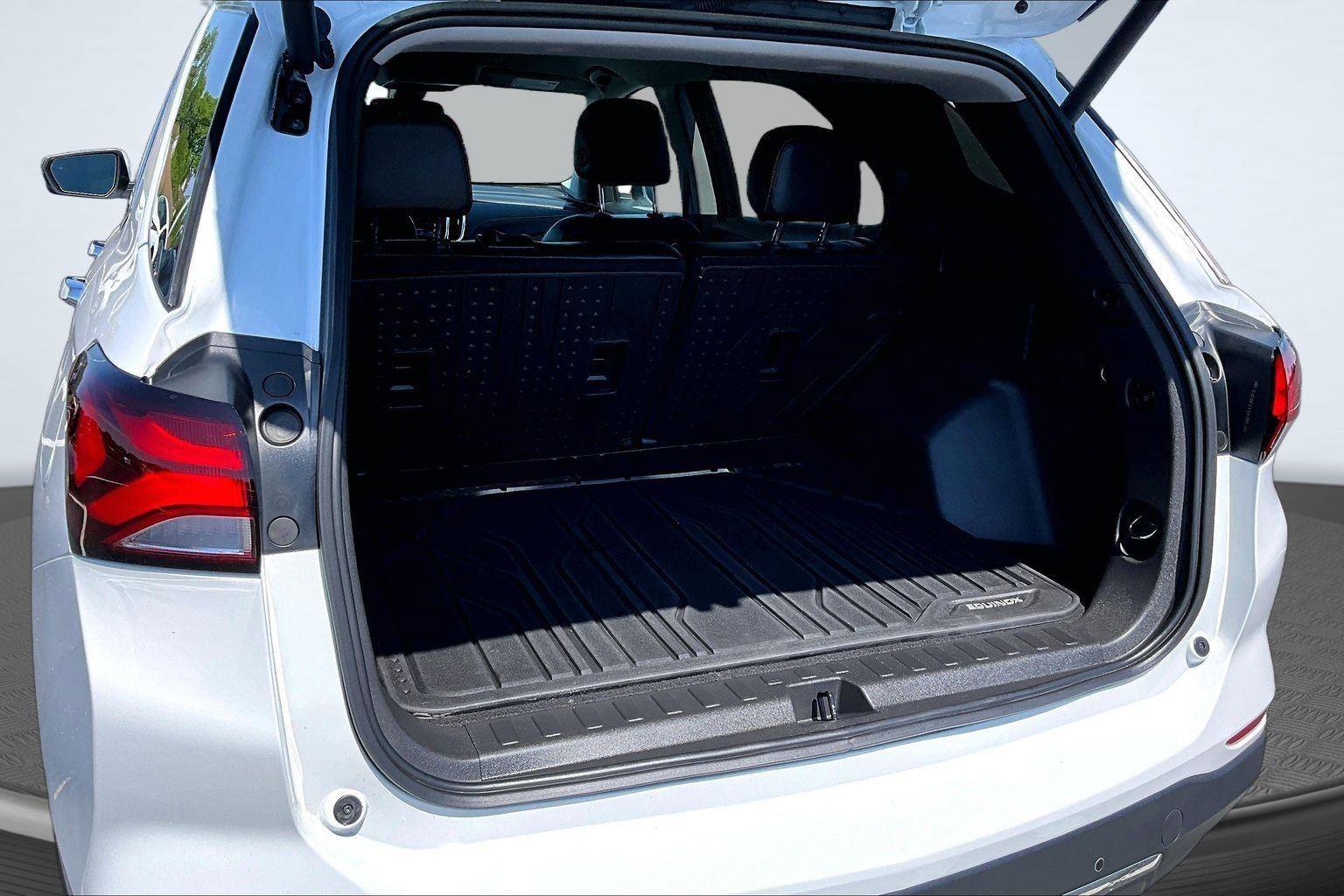 Used 2023 Chevrolet Equinox Premier w/ LPO, Floor Liner Package AWD/4WD image 5