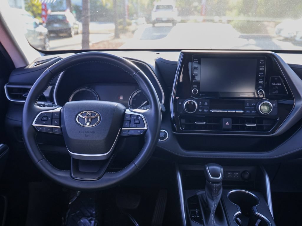 Used 2022 Toyota Highlander XLE AWD/4WD image 22