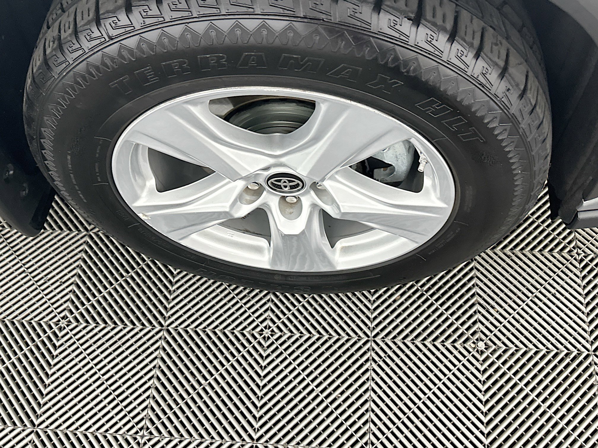 Used 2024 Toyota Highlander LE image 11