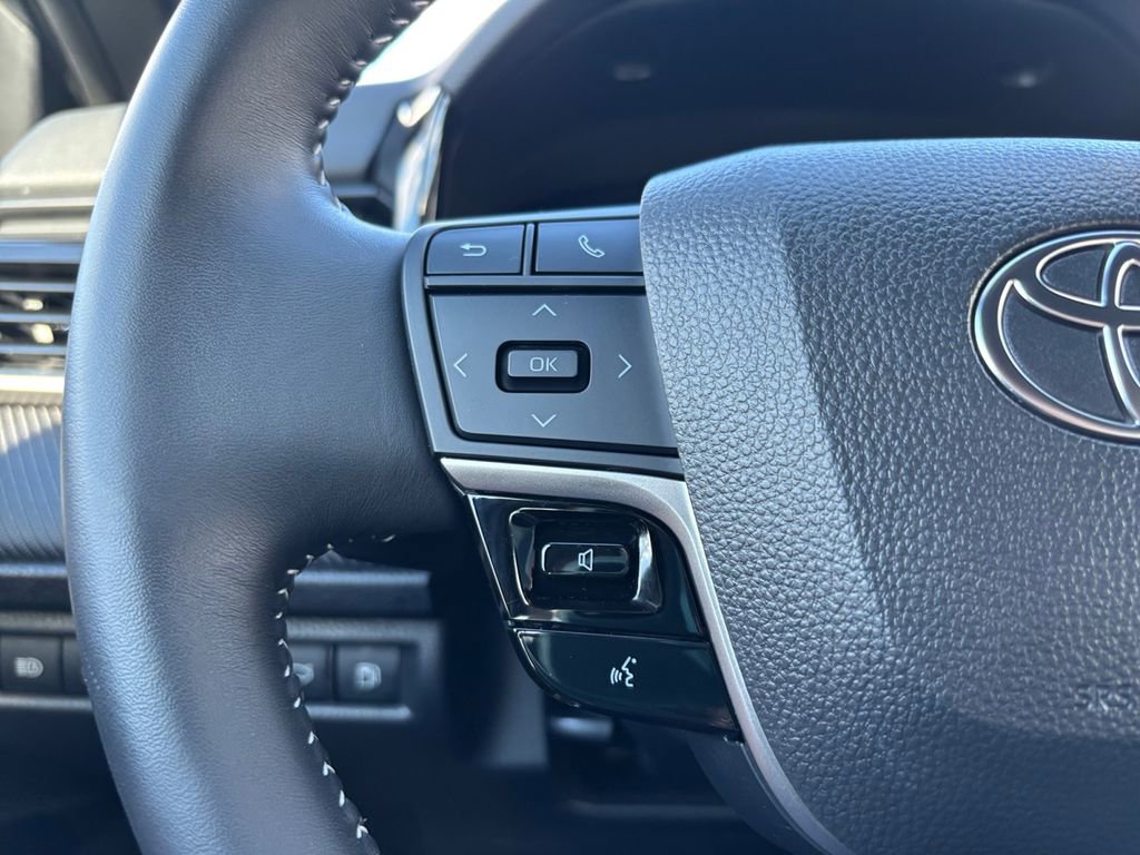 Used 2025 Toyota Camry SE image 18