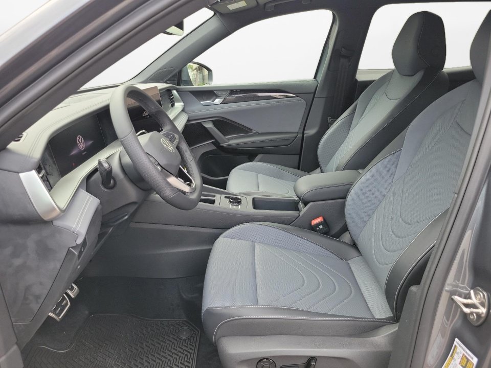 New 2026 Volkswagen Tiguan SE R-Line FWD image 9