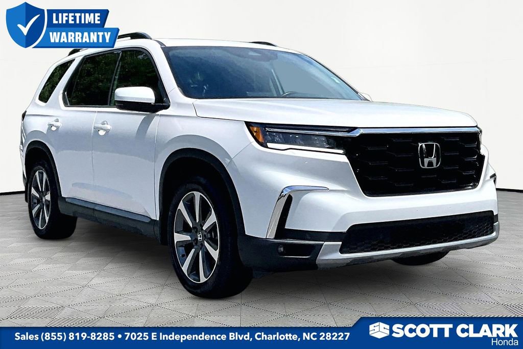 Used 2025 Honda Pilot Touring image 1