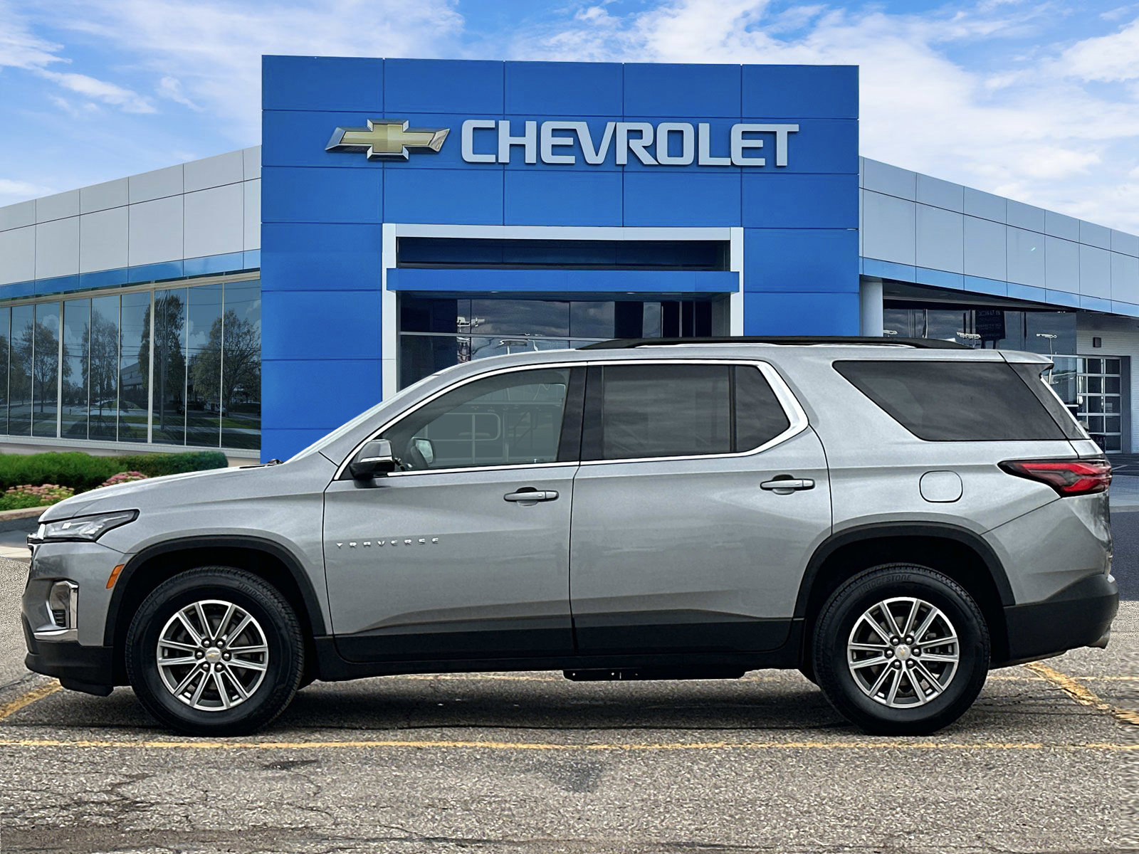 Certified 2023 Chevrolet Traverse LT image 2