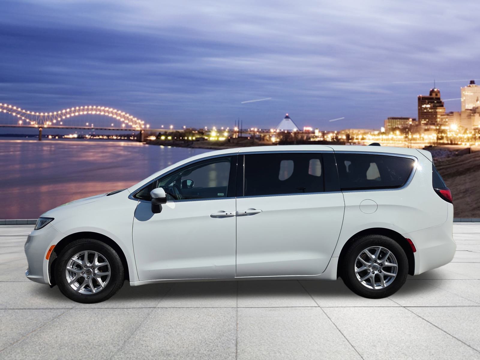 Certified 2023 Chrysler Pacifica Touring-L image 2