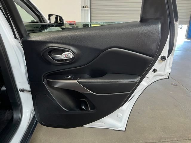 Used 2019 Jeep Cherokee Latitude Plus FWD image 15