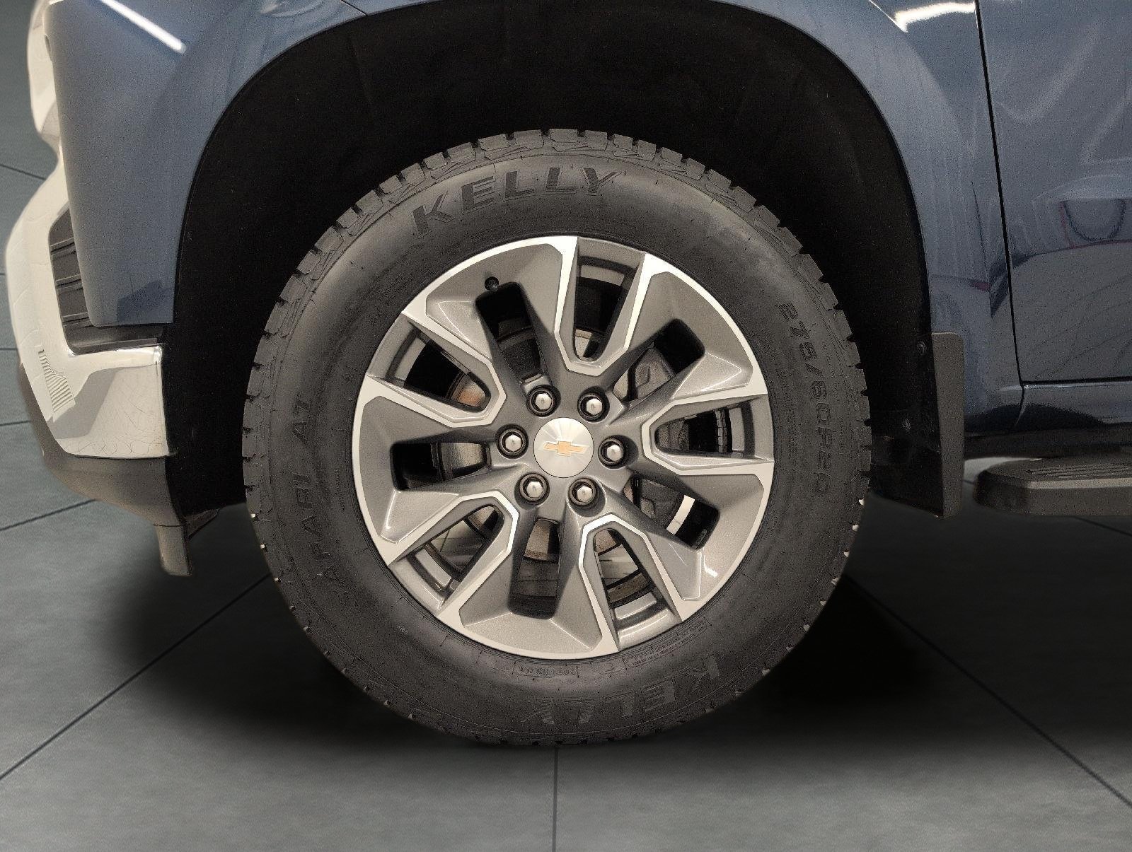 Used 2022 Chevrolet Silverado 1500 LT AWD/4WD image 3