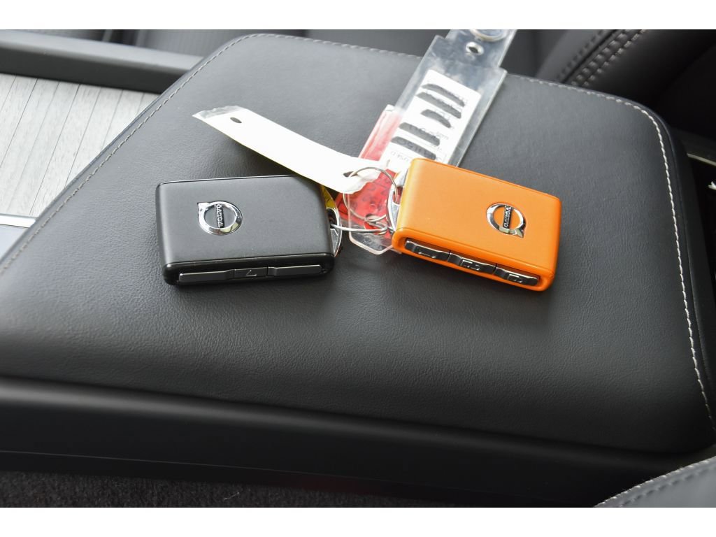 Certified 2025 Volvo XC60 B5 Ultra w/ Protection Package Premier image 40