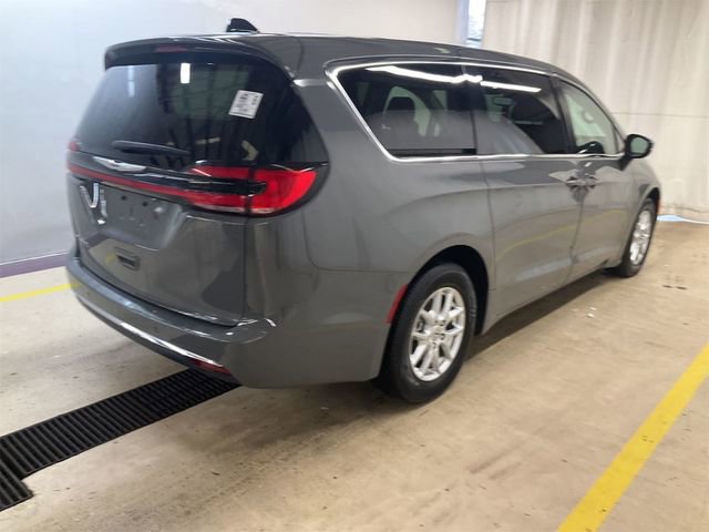 Used 2023 Chrysler Pacifica Touring-L image 2