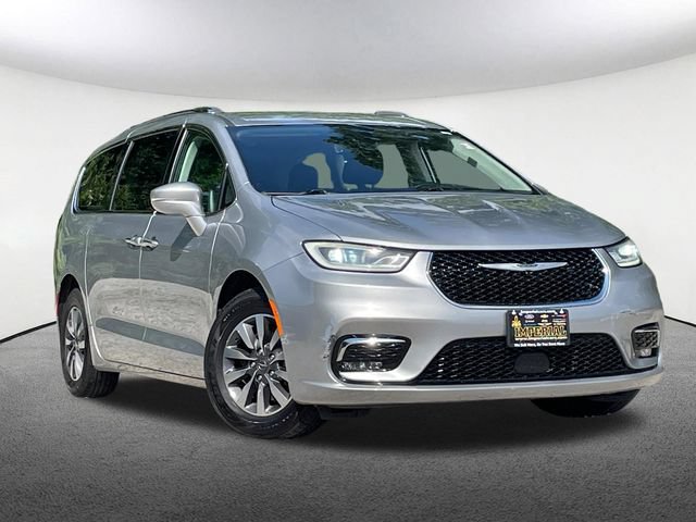 Used 2021 Chrysler Pacifica Touring-L FWD image 2