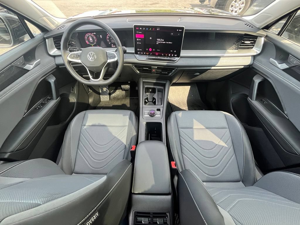 Certified 2025 Volkswagen Tiguan SE w/ Panoramic Sunroof Package AWD/4WD image 14