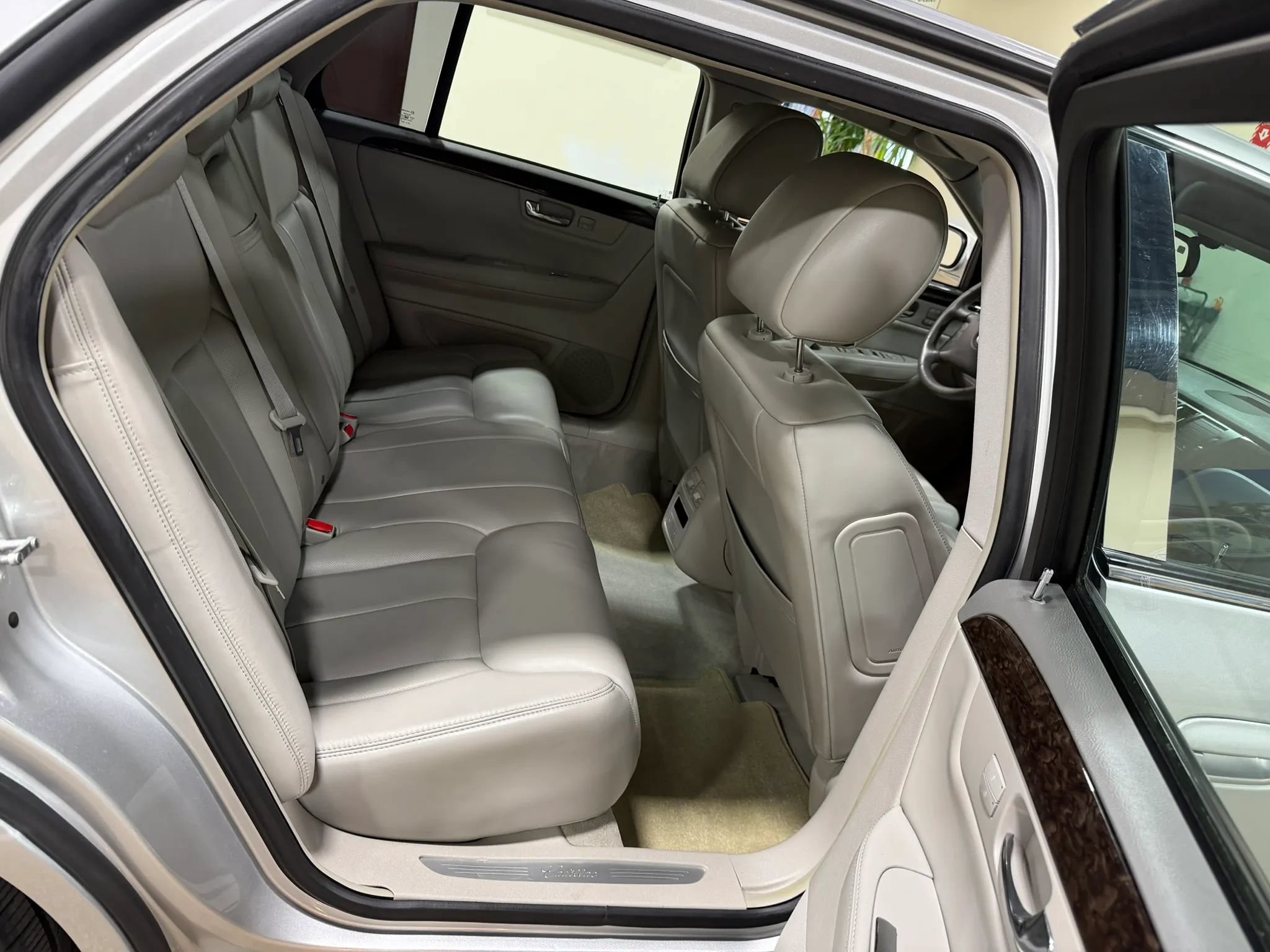 Used 2009 Cadillac DTS w/ Trunk Convenience Package FWD image 32