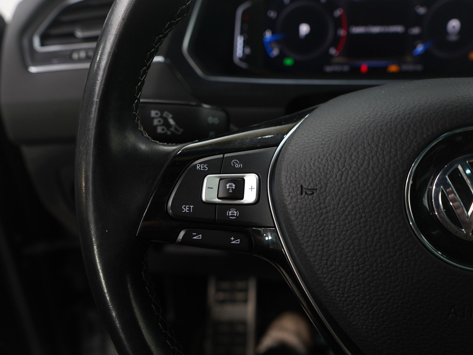 Used 2020 Volkswagen Tiguan SEL Premium R-Line image 18