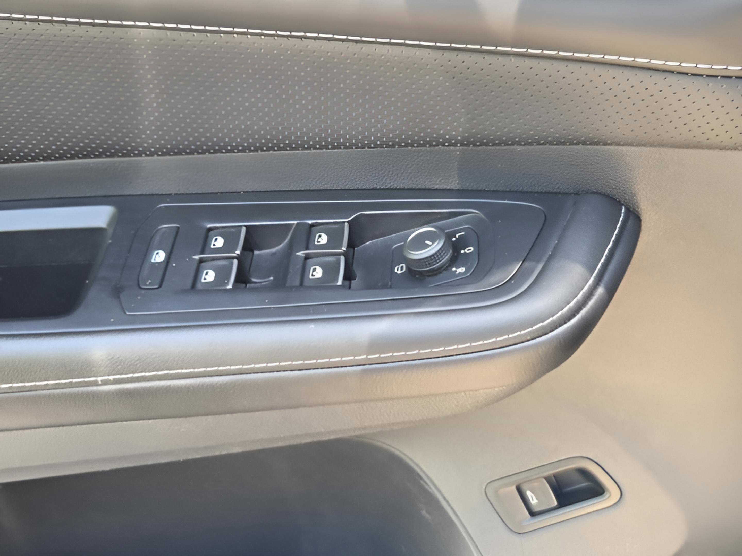 Used 2025 Volkswagen Atlas SEL Premium R-Line AWD/4WD image 14