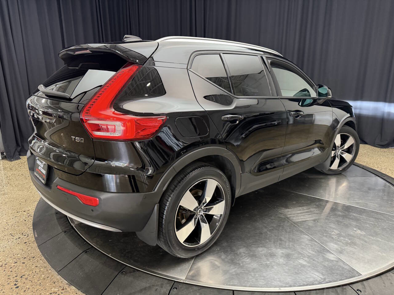 Used 2019 Volvo XC40 T5 Momentum image 7