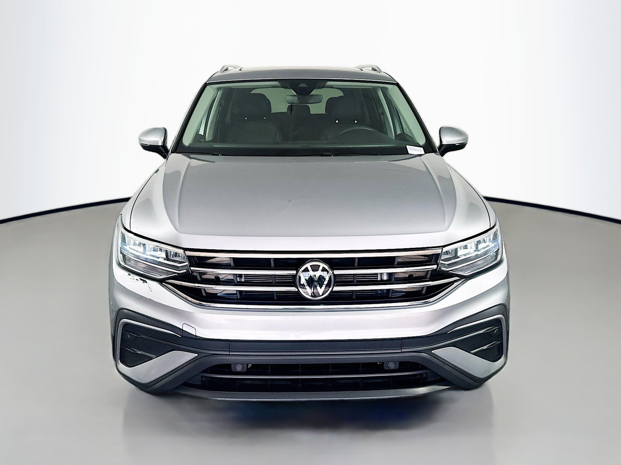 Used 2022 Volkswagen Tiguan SE image 2