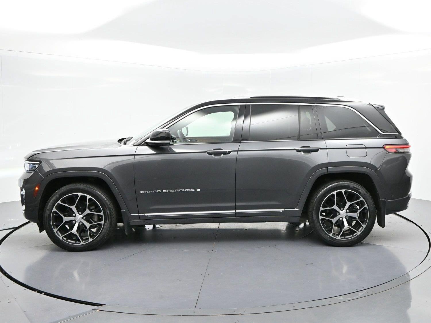 Used 2022 Jeep Grand Cherokee Summit AWD/4WD image 4