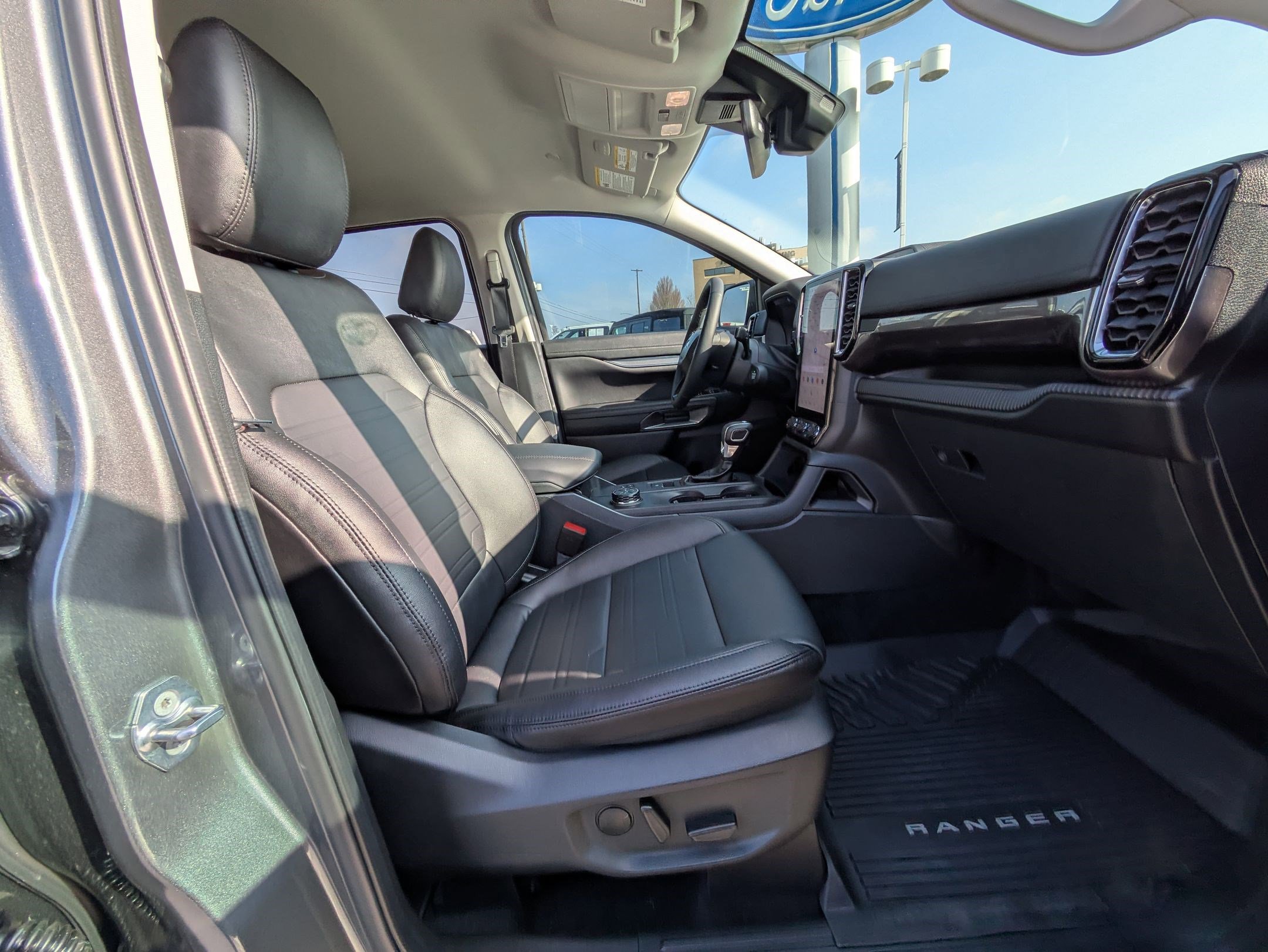 Used 2025 Ford Ranger Lariat w/ FX4 Off-Road Package image 35