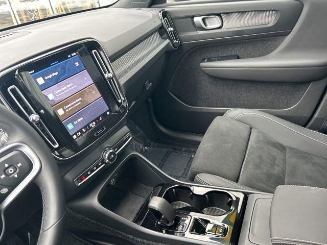 Certified 2025 Volvo XC40 B5 Plus image 19